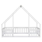 Lit au sol en forme de maison en bois double avec clôture et garde-corps blanc