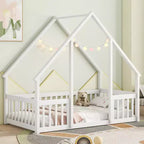 Lit au sol en forme de maison en bois double avec clôture et garde-corps blanc