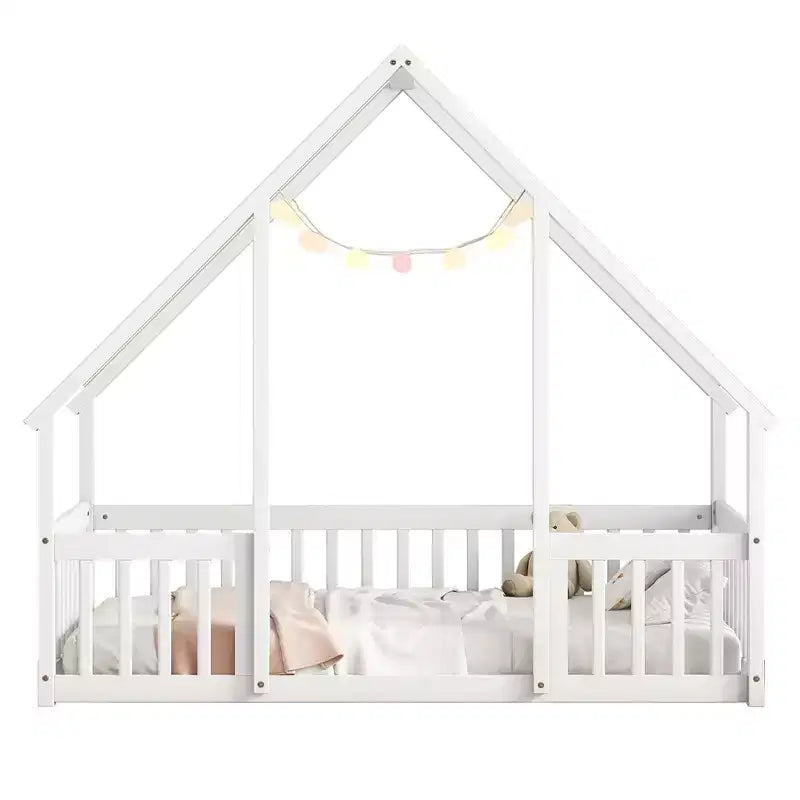 Lit au sol en forme de maison en bois double avec clôture et garde-corps blanc