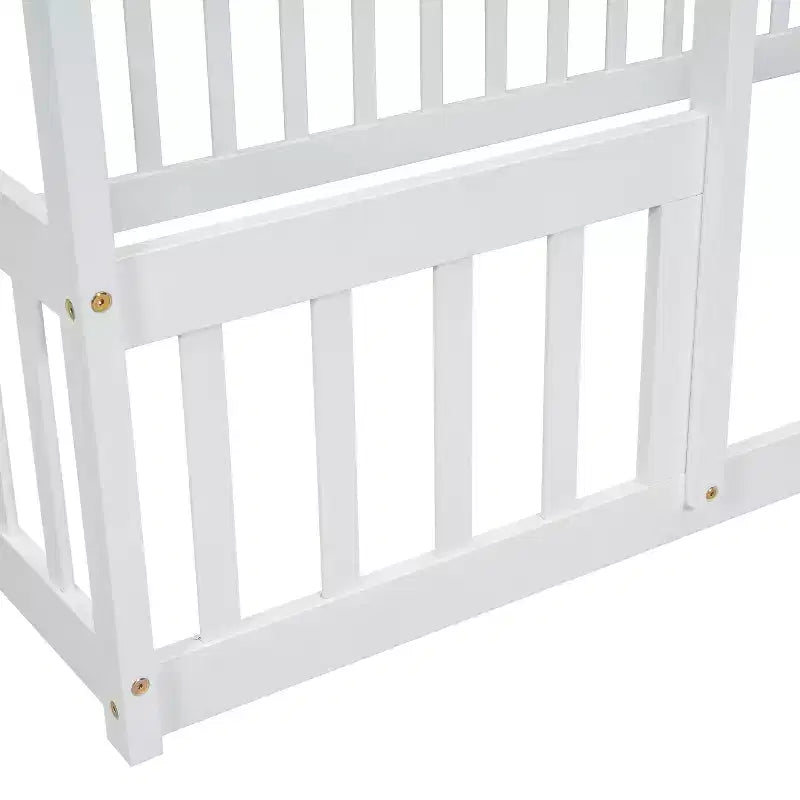 Lit au sol en forme de maison en bois double avec clôture et garde-corps blanc