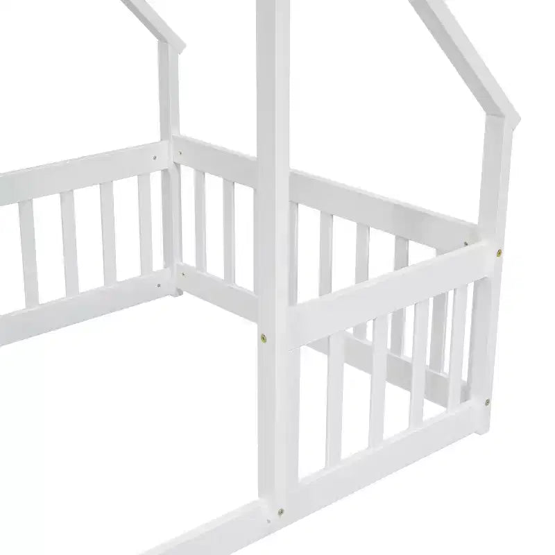 Lit au sol en forme de maison en bois double avec clôture et garde-corps blanc