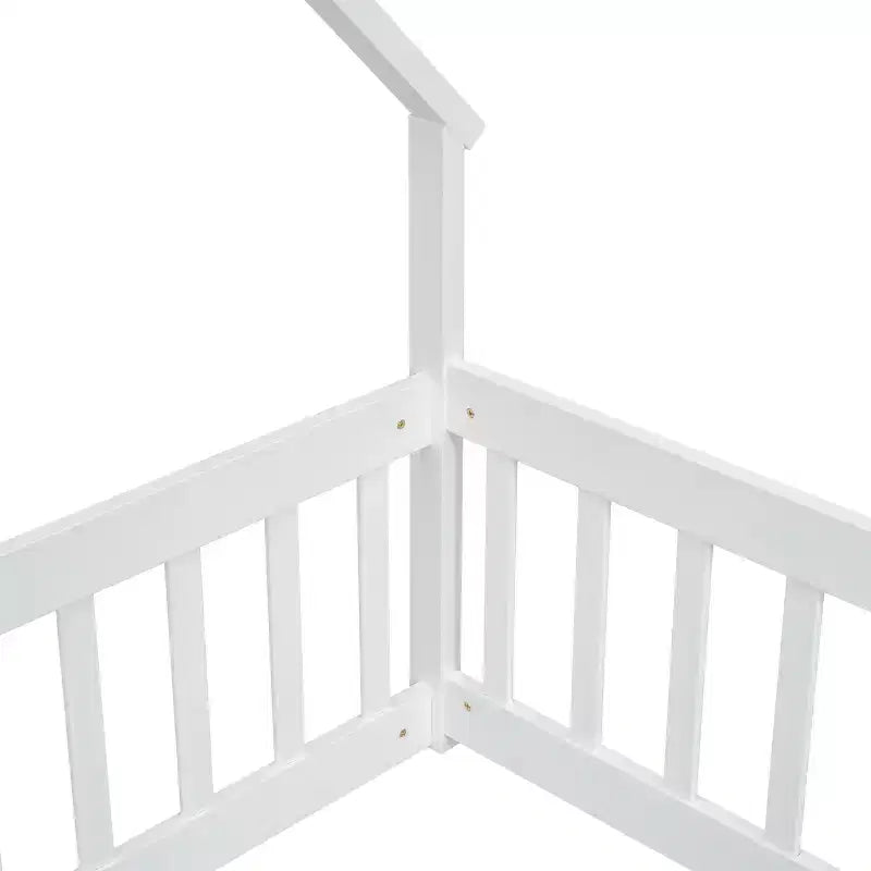 Lit au sol en forme de maison en bois double avec clôture et garde-corps blanc