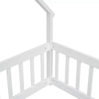 Lit au sol en forme de maison en bois double avec clôture et garde-corps blanc