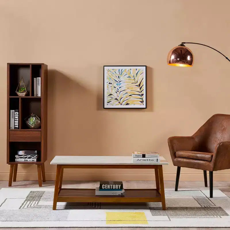 Table basse avec plateau en faux marbre et étagère de rangement, noyer
