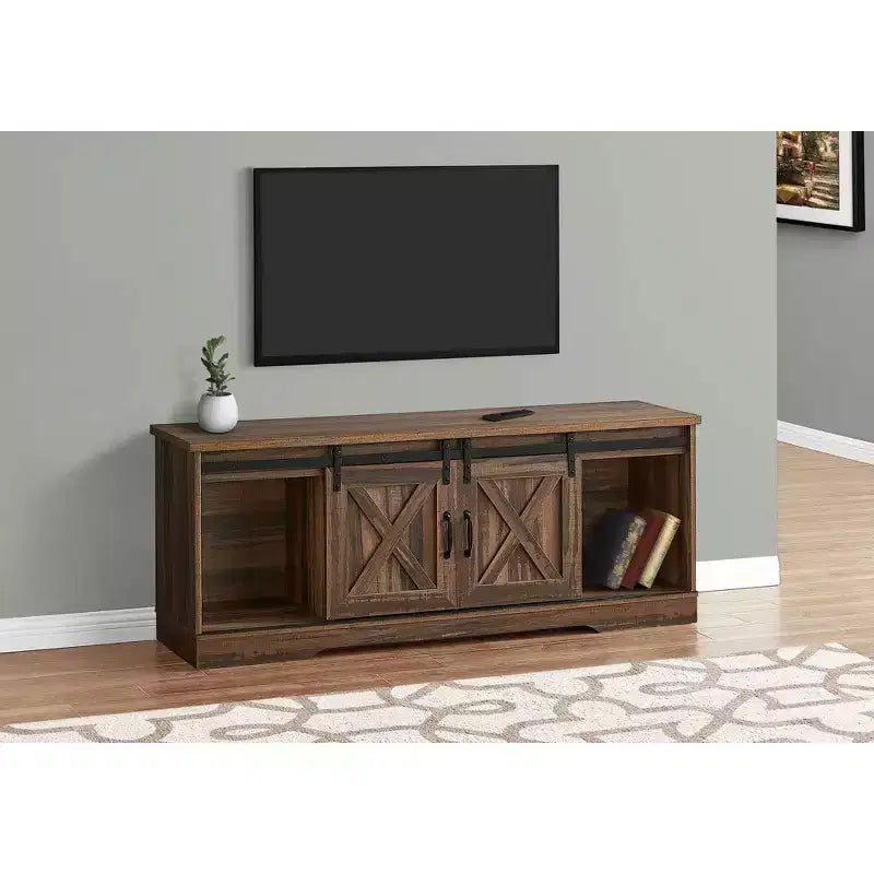 Meuble TV aspect bois recyclé pour téléviseurs jusqu'à 60 pouces avec portes coulissantes de style grange, marron, console média de style moderne-rustique